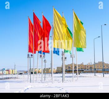 Samara, Russland - 11. März 2018: Bunte Fahnen wehen im Winter auf der Straße der Stadt Stockfoto