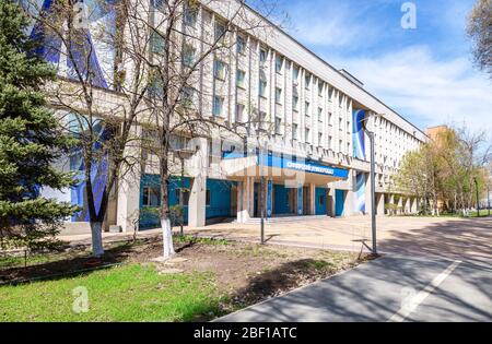 Samara, Russland - 6. Mai 2018: Gebäude der Staatlichen Universität Samara (Luft- und Raumfahrtinstitut). Text auf Russisch: Samara Universität Stockfoto