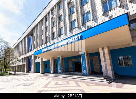Samara, Russland - 6. Mai 2018: Gebäude der Staatlichen Universität Samara (Luft- und Raumfahrtinstitut). Text auf Russisch: Samara Universität Stockfoto