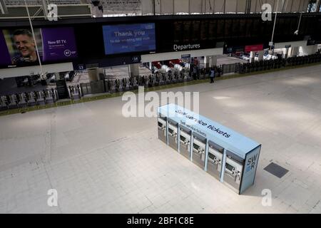 London, Großbritannien. April 2020. Das Foto vom 16. April 2020 zeigt die leere Waterloo Station in London, Großbritannien. Die britische Regierung hat am Donnerstag angekündigt, dass die derzeitigen restriktiven Maßnahmen, die die Ausbreitung des neuartigen Coronavirus eindämmen sollen, "mindestens drei Wochen" bestehen bleiben werden. Am Donnerstagmorgen testeten 103,093 Menschen in Großbritannien positiv auf COVID-19, sagte das Ministerium für Gesundheit und Soziales. Kredit: Tim Ireland/Xinhua/Alamy Live News Stockfoto