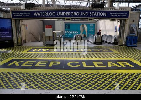 London, Großbritannien. April 2020. Das Foto vom 16. April 2020 zeigt die leere Waterloo Station in London, Großbritannien. Die britische Regierung hat am Donnerstag angekündigt, dass die derzeitigen restriktiven Maßnahmen, die die Ausbreitung des neuartigen Coronavirus eindämmen sollen, "mindestens drei Wochen" bestehen bleiben werden. Am Donnerstagmorgen testeten 103,093 Menschen in Großbritannien positiv auf COVID-19, sagte das Ministerium für Gesundheit und Soziales. Kredit: Tim Ireland/Xinhua/Alamy Live News Stockfoto