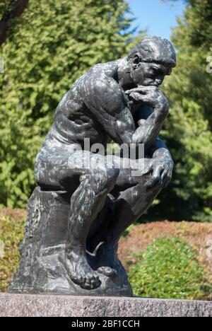 Bronze der Denkenden Mann Denker Statue vor dem National Museum of Western Art, Ueno Kōen (Ueno Park), Taitō, Tokio, Japan von Auguste Rodin Stockfoto