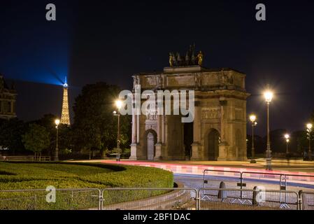 Triumphbogen auf dem Caroussel-Platz vor dem Louvre-Palast, Blick auf den beleuchteten Eiffelturm, Paris/Frankreich Stockfoto