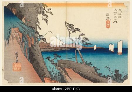 Yui Gipfel des Mount Satta in den FiftyDrei Stationen der Tokaido Road Tokaido Gojusan Tsugino Uchi. Links, steile Felsen mit Pinien und drei Reisenden. Mitte, Stämme von zwei Kiefern kreuzen über flachen Felsen. Rechts, Bucht mit vier Segelbooten und darüber hinaus ist Fuji mit Grau an den unteren Hängen befleckt. Stockfoto