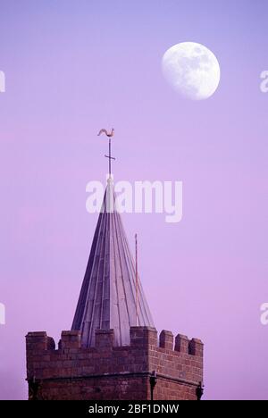 Guernsey. Architektur. St. Erlöser Kirche Turm mit Hahn Wetter Flügel und Mond. Stockfoto