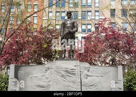 Farragut Monument ist von wunderschönen Frühling Bäume im Madison Square Park, NYC, USA umgeben Stockfoto