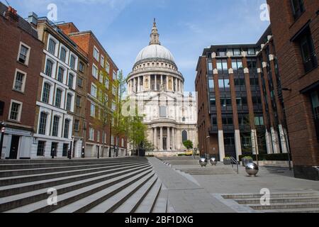 London, Großbritannien. April 2020. Eine verlassene Millennium Bridge in der Nähe der St. Paul's Cathedral während der Novelle Coronavirus Covid-19 Pandemie. Quelle: Michael Tubi/Alamy Live News Stockfoto