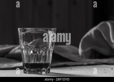 Ein Tisch mit einem kleinen Glas in einem Holzrefugium Stockfoto