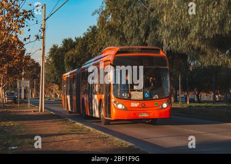 SANTIAGO, CHILE - MAI 2017: Ein Transantiago-Bus in Estación Central Stockfoto