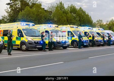 Am Donnerstag um 20 Uhr klatschen wir für unsere Betreuer. Krankenwagen-Crews applaudieren den Angestellten des NHS-Krankenhauses, Großbritannien. Klatsch für Beschäftigte im Gesundheitswesen. Stockfoto