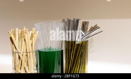 Austausch von Kunststoffhalmen. Verschiedene wiederverwendbare Strohhalme aus Bambus umweltfreundlich biologisch abbaubar, Edelstahl und Glas. Kein Abfall, kein Kunststoffkonzept. Stockfoto