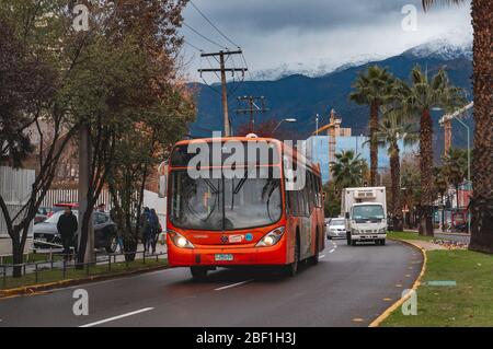 SANTIAGO, CHILE - MAI 2017: Ein Transantiago-Bus in Las Condes Stockfoto