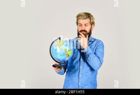 Lasst die Erde atmen. Denkender bärtiger Mann mit Atlas. Social Media. Konzept des Ökouniversums. Zurück zur Schule. Ökologie und Medien. Der Globus Erde. Globale Vernetzung und internationales Geschäftskonzept. Stockfoto