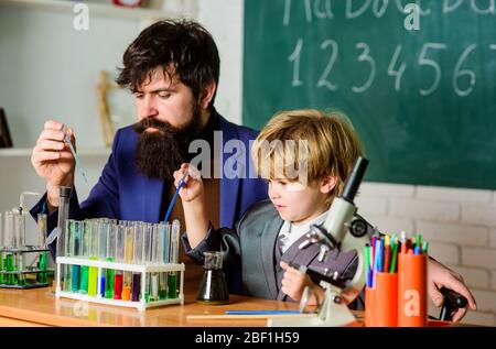 Lehrer Kind Reagenzgläser. Kognitive Entwicklung von Kindern. Kognitives Konzept. Mentaler Prozess Wissen durch Erfahrung erwerben. Kognitive Fähigkeiten. Kognitiver Prozess. Zurück zur Schule. Chemie-Experiment. Stockfoto