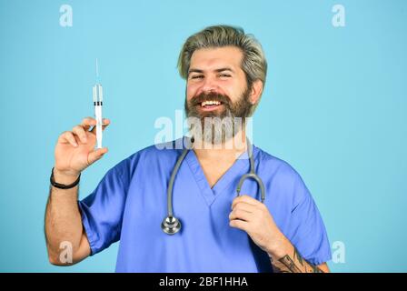 Coronavirus Epidemie aus china. Reife Arzt verwenden Spritze im Krankenhaus. Qualifizierte Krankenschwester machen Injektion. Grippe oder Grippe. Immunität und Gesundheit. Virus-Infektion-Test. hpv-Impfstoff. Stockfoto