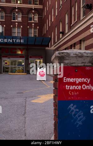 DOWNTOWN VANCOUVER, BC, KANADA - APR 01, 2020: Eine Vorderansicht des Notaufnahme-Bereichs des St. Pauls Krankenhauses in Vancouver während der Covid 19 Stockfoto