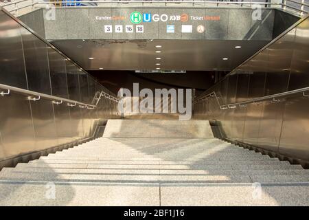 köln, NRW, Deutschland 14 04 2020, Treppe zum Eingang der U-Bahn am neumarkt Stockfoto