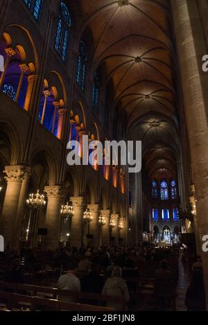 Beleuchtung des Hauptschiffes der Kathedrale Notre Dame, Paris/Frankreich Stockfoto