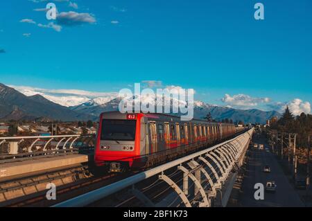 SANTIAGO, CHILE - MAI 2017: Ein Zug der Metro de Santiago in der Linie 4 Stockfoto