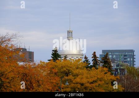 Old Montreal, Kanada - 25. Oktober 2019 - Blick auf die Außenkuppel des Bonsecours Market mit Blick auf die auffälligen Farben des Herbstes Stockfoto