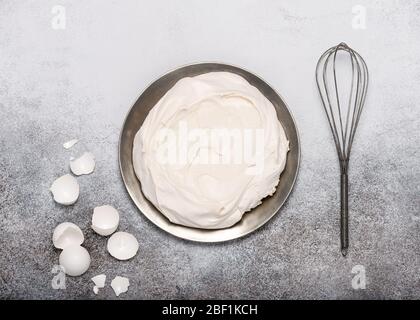 Hausgemachte Baiser-Schale. Schritt für Schritt Rezept von Pavlova Kuchen mit Erdbeeren. Draufsicht. Kopierbereich. Stockfoto