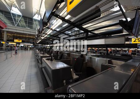 Amsterdam, Holland, April 2020 Leere Check-in-Schalter am Flughafen Amsterdam Schiphol, ohne Personen Stockfoto