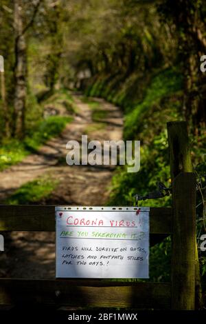 Coronavirus Zeichen auf Fußweg, geschlossenes Zeichen, soziale Distanzierung, COVID-19, entfernt, Symbol, Coronavirus, Zeichen, Nummer 6, Pandemie - Krankheit, Quarantäne, Stockfoto