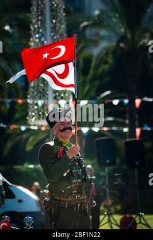 Izmir, Türkei - 29. Oktober 2015: Porträt von Celal Dolasir, dem Kriegsveteranen mit seiner Uniform, türkischen und zyprischen Flaggen. Er hat eine schöne und masc Stockfoto