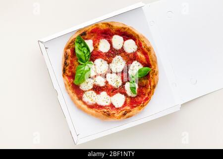 Pizza Margherita in einer Box für Lieferung, Werbung oder Menü Stockfoto