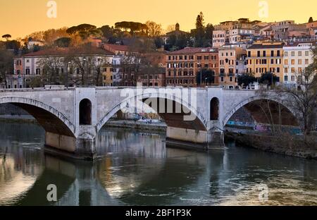 Tiber, und Sant'Angelo Brücke und der Petersdom in Rom, Italien Stockfoto