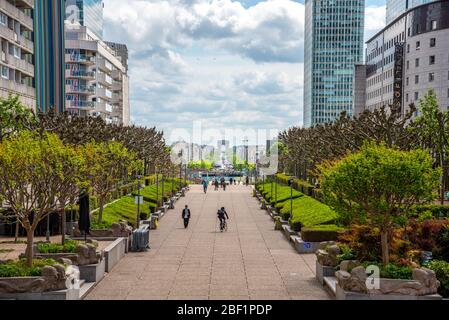 Esplanade du Charles de Gaulle im La Défense, Blick Richtung Osten zum Arc de Triomphe, Paris/Frankreich Stockfoto