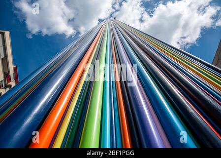 Künstlerische Installation von Regenbogenfarbenen Röhren im La Défense District in Paris/Frankreich Stockfoto