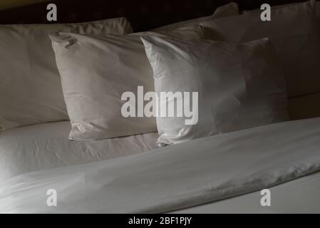 Weiße Kissen und Laken auf einem Hotelbett in Portland, Oregon, USA Stockfoto