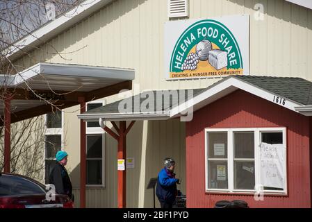 Helena, Montana - 16. April 2020: Frauen warten in der Schlange bei Helena Food Share. Hilfe für eine bedürftige Gemeinschaft während der Coronavirus Covid-19 Pandemie. Stockfoto