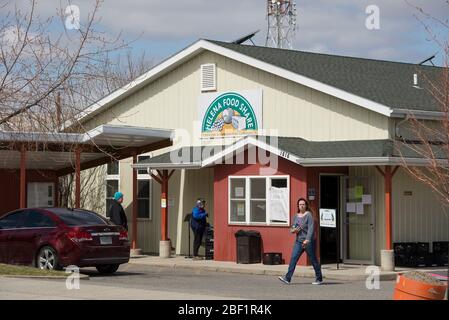 Helena, Montana - 16. April 2020: Frauen in Not außerhalb von Helena Food Share während Coronavirus Covid-19 Pandemie Shutdown. Aufgrund des wirtschaftlichen Rückgangs. Stockfoto