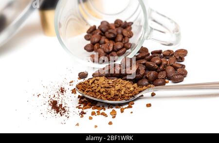 Makroaufnahme von Instant Granulat und Bohnen Kaffee auf weißem Hintergrund. Stockfoto