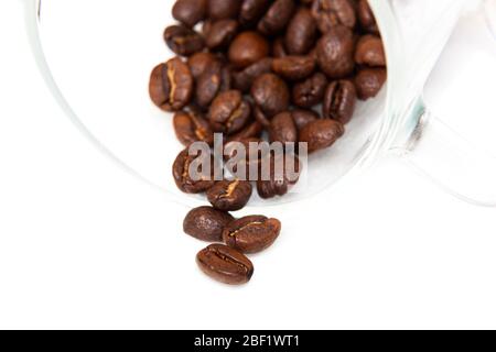 Makro-Aufnahme von Kaffeebohnen in einer Glasschale auf weißem Hintergrund Stockfoto