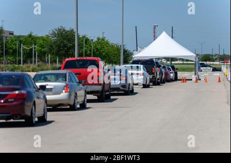 Sugar Land, Texas - 16. April 2020: Autos stehen im COVID-19 Drive-Through-Testzentrum der Stadt Stockfoto