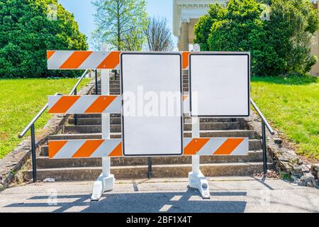 Horizontale Aufnahme von zwei leeren Warnschildern vor einigen öffentlichen Baustufen. Stockfoto