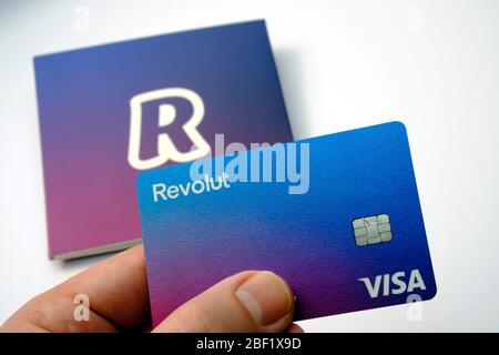 Stone / Vereinigtes Königreich - April 14 2020: Revolut Bank Card. Die umfirmiert Karte mit neuen aktualisierten Revolut Logo halten in der Hand mit einem Umschlag, in dem es p Stockfoto