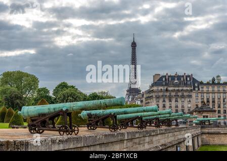 Kanonen im Militärmuseum in Paris/Frankreich, im Hintergrund der Eiffelturm Stockfoto