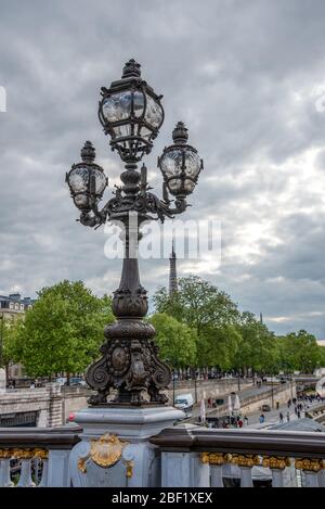 Klassizistische Straßenbeleuchtung an der Brücke Alexandre III, Paris/Frankreich Stockfoto