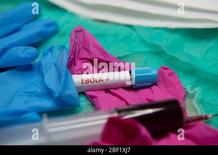 Schlauch mit Blut und positivem Test bei Ebola. Stockfoto