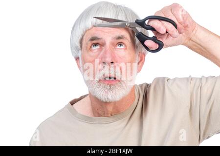 Horizontale Aufnahme eines grauhaarigen Mannes, der in Quarantäne zu lange versucht, seine eigenen Pony trimmen gewesen. Stockfoto