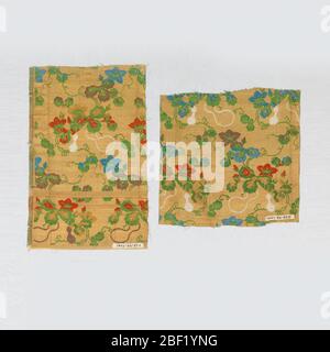 Textil. Beige und Gold mit Schussmuster aus Blumen, Reben und Kürbissen in grünen, blauen, roten, weißen, braunen und braunen Seidenfäden. Stockfoto