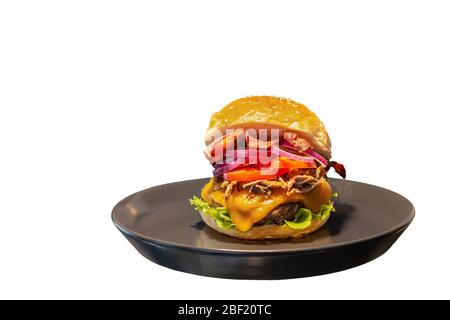 Nahaufnahme von hausgemachten leckeren Burgern auf dem Teller im Restaurant. Stockfoto