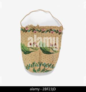 Tasche. Strickbörse mit farbigen Glasperlen im Design von floralen Bändern auf weißem Grund mit grünen Perlen verstreut. Stockfoto