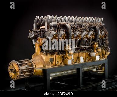 Duesenberg H Direct V16-Motor. Typ: Hubkolben, V-Typ, 16 Zylinder, WasserkühlerLeistung: 485 kW (650 ps) bei 1,400 U/min.Displacement: 55.6 L (3,393 Cu in.)Bohrung und Hub: 152.4 mm (6 in.) x 190.5 mm (7.5 in.)Gewicht: 630.5 kg (1,390 lb)die Duesenberg Motors Cor, die ursprünglich in Iowa zum Bau von Automobilen entstanden ist Stockfoto