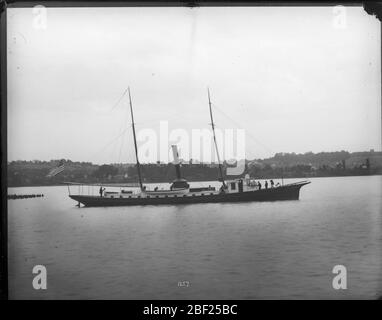 Nicht identifiziertes Dampfschiff in Woods Hole Massachusetts. Nicht identifiziertes Forschungsschiff der United States Fish Commission.Smithsonian Institution Archives, acc. 11-006, Box 002, Image-Nr. MAH-1287Smithsonian Institution Archives Capital Gallery, Suite 3000, MRC 507; 600 Maryland Avenue, SW; Washington, DC 20024-2520 Stockfoto