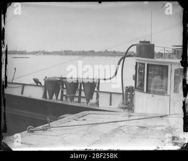 Teilansicht des unbekannten Dampfschiffs in Woods Hole Massachusetts. Teilansicht des nicht identifizierten Forschungsschiffes der United States Fish Commission.Smithsonian Institution Archives, acc. 11-006, Box 002, Image-Nr. MAH-1288Smithsonian Institution Archives Capital Gallery, Suite 3000, MRC 507; 600 Maryland Avenue, SW; Washington, DC 20024-2520 Stockfoto